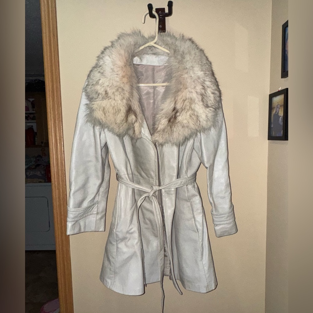 Vintage white Leather trench coat with fur trim